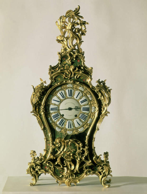 无人,竖图,室内,特写,白天,白色背景,正面,静物,阴影,装饰,时间,光线,时钟,影子,计时,钟表,表,摄影,影棚,座钟,华丽,修饰,点缀,衬托,美观,雅致,雅观,钟,彩图,影棚拍摄,拍摄