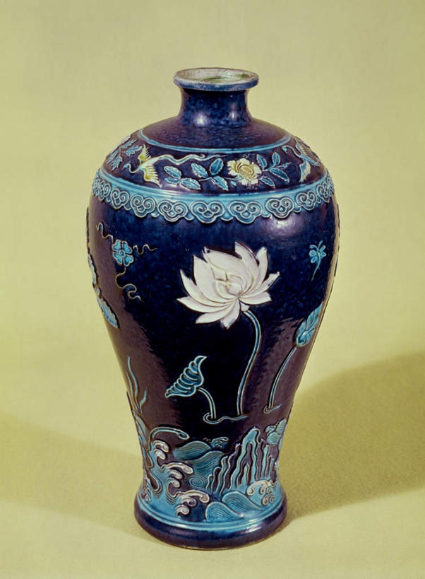 无人,竖图,室内,特写,白天,正面,绘画,纯洁,莲花,静物,花瓶,叶子,阴影,黄色背景,装饰,盛开,光线,彩绘,瓷器,影子,陶瓷,荷叶,陶瓷制品,花蕾,花,花瓣,花朵,鲜花,一个,瓶子,花苞,花蕊,摄影,影棚,单个,华丽,修饰,点缀,陶艺,富贵,神圣,纯净,莲叶,衬托,美观,雅致,雅观,六月花神,正直,彩釉,荷花,六月春,藕花,水芙蓉,叶,叶片,画画,彩图,影棚拍摄,拍摄