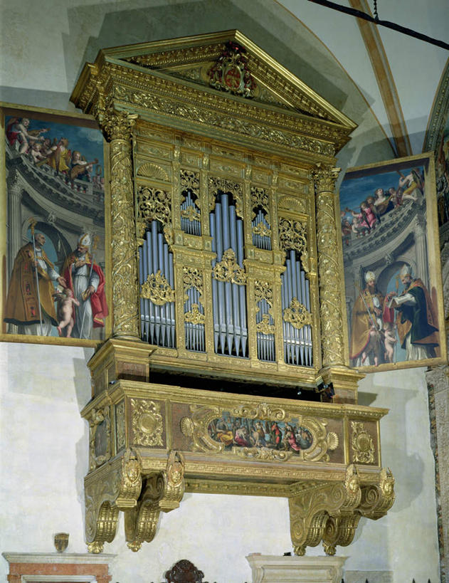 无人,竖图,室内,白天,仰视,绘画,键盘,油画,吊挂,悬挂,阴影,艺术,装饰,光线,影子,墙,乐器,古典,挂,文化,墙壁,墙面,白色,工艺品,品味,华丽,修饰,美术,点缀,高雅,键盘乐器,风琴,美学,衬托,美观,雅致,雅观,两幅,彩图,低角度拍摄