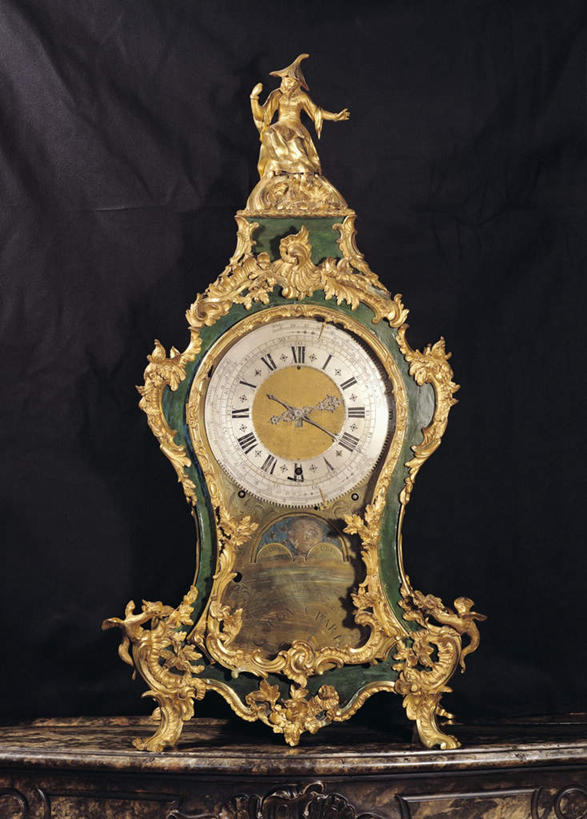 无人,竖图,室内,特写,白天,正面,静物,雕塑,阴影,黑色背景,艺术,装饰,时间,光线,雕刻,雕像,时钟,影子,计时,一个,工艺品,钟表,金色,表,摄影,影棚,单个,古董,纪念,座钟,美术,主题,陈列,古玩,功能,美学,钟,彩图,影棚拍摄,拍摄