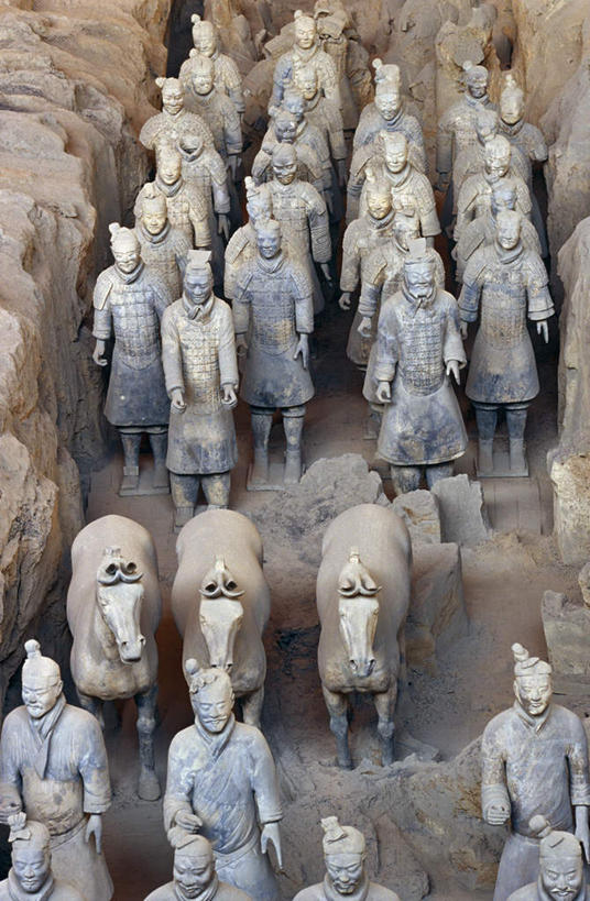 东方人,无人,站,竖图,俯视,室内,白天,旅游,度假,安全,名胜古迹,标志建筑,地标,建筑,雕塑,兵马俑,西安,中国,亚洲,一排,许多,士兵,遗迹,艺术,整齐,装饰,并列,并排,雕刻,雕像,盔甲,建筑群,防护,很多,许多人,黄种人,古迹,文物,娱乐,建设,古建筑,石雕,排列,工艺品,站着,一群人,享受,休闲,墓地,旅游胜地,放松,纪念,保护,战马,美术,坟墓,陵墓,队列,主题,保险,防御,平行,陈列,坟场,古文明,东亚,陕西,陕西省,西安市,战车,中华人民共和国,省会,铠甲,功能,美学,防具,防卫,西北地区,陕,兵士,秦始皇陵兵马俑,八大奇迹,军事博物馆,平安,男人,男性,中年男性,亚洲人,站立,半身,彩图,高角度拍摄,甲胄
