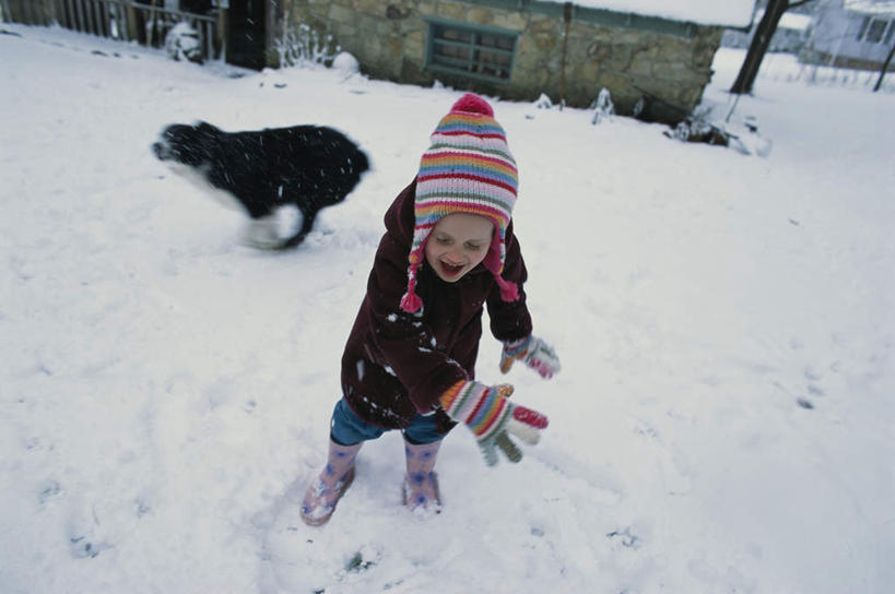 西方人,儿童,一个人,站,投,笑,微笑,露齿笑,横图,俯视,室外,白天,游戏,纯洁,雪,大雪,宠物,狗,帽子,欧洲,欧洲人,仅一个女性,仅一个人,一条,服装,装饰,积雪,雪景,冬季,冬天,玩,休闲装,娱乐,运动帽,小孩,衣服,动物,手套,站着,仅一个小孩,休闲,温暖,休闲服,鸭舌帽,寒冷,可爱,童年,童趣,服饰,活动,保暖,华丽,点缀,御寒,发泄,消遣,智力,童真,烂漫,无邪,忠诚,宣泄,衬托,美观,雅致,雅观,严寒,天真,女孩,女人,女性,白种人,孩子,犬,抛,扔,撒,玩耍,嬉戏,站立,掷,彩图,高角度拍摄,全身,女生