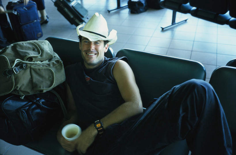 西方人,躺,笑,微笑,露齿笑,横图,俯视,室内,白天,杯子,帽子,欧洲,欧洲人,仅一个男性,仅一个人,握,服装,包,瓷器,咖啡杯,陶瓷制品,拿,旅行包,拿着,注视,休闲装,礼帽,仅一个年轻男性,衣服,观察,看,休闲,休闲服,握着,服饰,观看,察看,关注,瓷杯,旅游包,提包,卧着,白种人,躺着,卧,半身,彩图,高角度拍摄