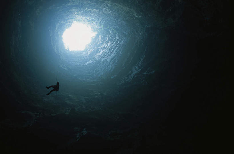 西方人,横图,室内,白天,仰视,旅游,度假,欧洲,欧洲人,仅一个男性,仅一个人,吊挂,悬挂,阴影,光线,影子,洞,云,云朵,挂,云彩,娱乐,仅一个年轻男性,蓝色,白云,蓝天,天空,阳光,绳子,天,享受,休闲,放松,洞穴,晴朗,绳索,户外运动,穴,白种人,晴空,彩图,低角度拍摄,全身