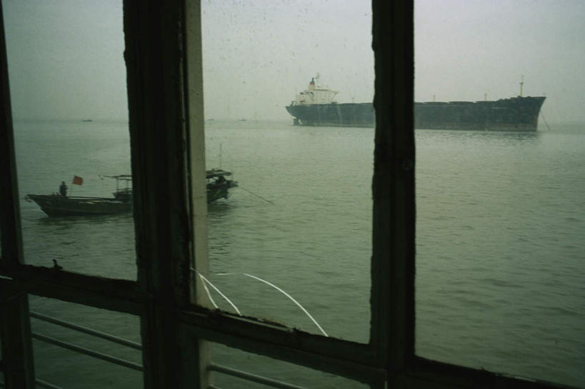 无人,横图,俯视,室内,白天,旅游,度假,河流,水,雾,窗户,轮船,船,玻璃,波纹,朦胧,模糊,河水,水流,两艘,娱乐,玻璃窗,玻璃制品,水纹,交通工具,波浪,享受,休闲,放松,迷雾,载具,大雾,彩图,高角度拍摄