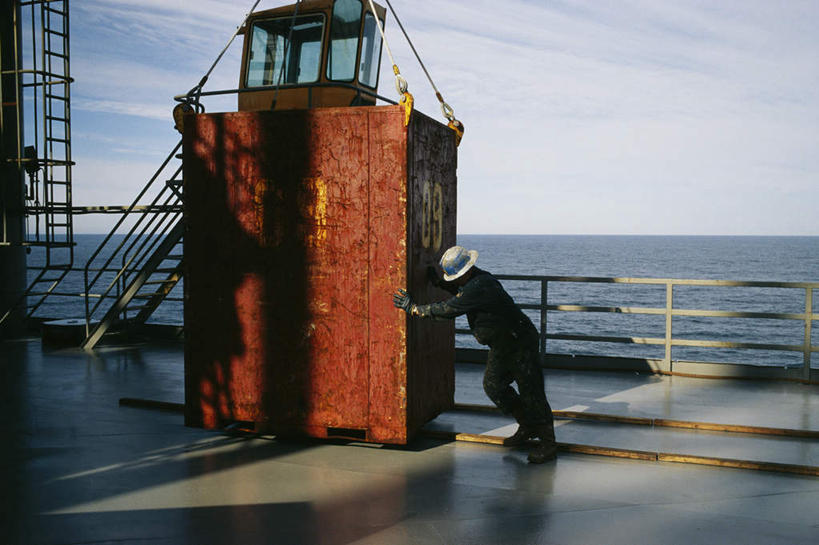 西方人,一个人,栏杆,站,横图,室外,白天,工作服,制服,安全,海浪,海洋,帽子,欧洲,非洲,黑人,欧洲人,仅一个男性,仅一个人,仅一个中年男性,一堆,许多,阴影,堆叠,堆积,服装,光线,头盔,影子,浪花,云,云朵,围栏,防护,集装箱,云彩,货柜,护栏,背面,衣服,蓝色,白云,蓝天,天空,阳光,海水,安全帽,箱子,天,站着,运输,服饰,晴朗,堆,保护,衣着,穿着,保险,海景,物流,保全,周全,安稳,安定,工作制服,衣饰,吃力,费力,平安,男人,男性,中年男性,非洲人,大海,风浪,海,海水的波动,近岸浪,涌浪,晴空,站立,彩图,全身,工作套服