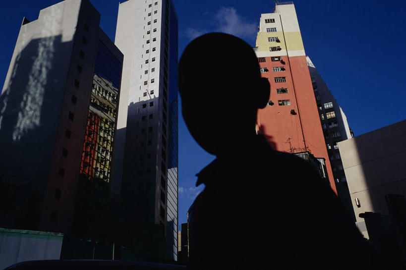 东方人,儿童,一个人,高楼大厦,站,横图,室外,白天,仰视,纯洁,办公楼,大厦,建筑,摩天大楼,写字楼,亚洲,仅一个男性,仅一个人,阴影,光线,影子,背光,黄种人,小孩,蓝色,蓝天,天空,阳光,楼宇,天,低头,站着,仅一个小孩,商务楼,可爱,童年,童趣,晴朗,逆光,童真,烂漫,无邪,万里无云,天真,男孩,男人,男性,亚洲人,孩子,晴空,晴空万里,站立,半身,彩图,低角度拍摄,大楼,高层建筑,高楼,摩天楼,男生