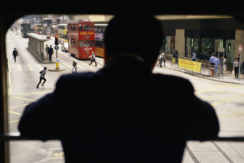 东方人,商务人士,商务男性,横图,室外,白天,衬衫,窗户,公共汽车,玻璃,亚洲,仅一个男性,仅一个人,阴影,套装,光线,影子,巴士,公交车,背光,注视,黄种人,玻璃窗,车,玻璃制品,仅一个年轻男性,背面,阳光,交通工具,观察,看,趴着,观看,察看,关注,载具,商务装,逆光,工薪阶层,亚洲人,白领,上班族,趴,半身,彩图,衬衣