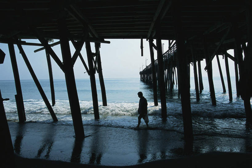 西方人,码头,走,横图,室外,白天,侧面,海浪,海洋,沙滩,水,港口,欧洲,欧洲人,仅一个男性,仅一个人,阴影,波纹,飞溅,溅,光线,木板,沙子,液体,影子,海岸,浪花,水滴,水平线,云,云朵,桥,辽阔,木桥,海平线,沙地,云彩,栈桥,水珠,仅一个年轻男性,蓝色,白云,蓝天,水纹,天空,阳光,海水,波浪,天,广阔,晴朗,人行桥,木板桥,一望无际,喷洒,海景,无边无际,一马平川,白种人,大海,风浪,海,海水的波动,海滩,近岸浪,涌浪,晴空,步行,散步,走路,彩图,全身,摆渡口,埠头,渡口,渡头,港湾,海港,货运码头,口岸,商港,水天相接,水天一线