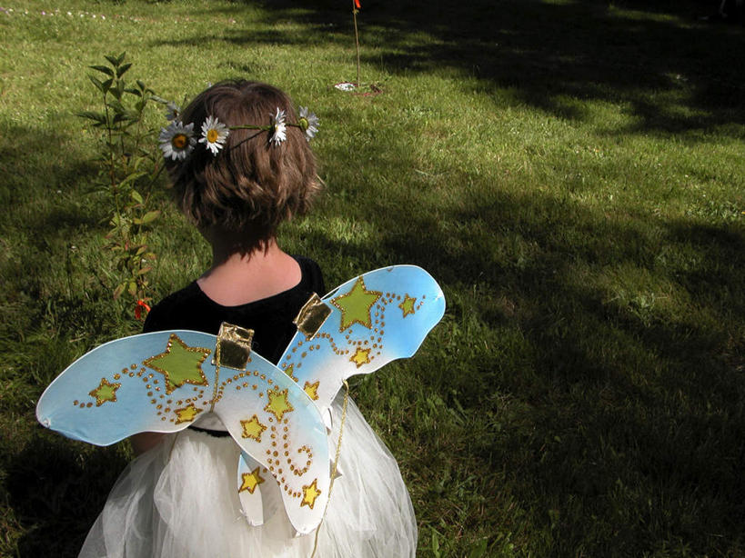 西方人,儿童,一个人,站,横图,俯视,室外,白天,民族服装,快乐,幸福,纯洁,草地,草坪,植物,欧洲,欧洲人,仅一个女性,仅一个人,阴影,服装,装饰,盛开,光线,影子,星星,玛格丽特,古典,花蕾,文化,传统,草,雏菊,花,花瓣,花朵,鲜花,小孩,衣服,绿色,阳光,花苞,花蕊,站着,仅一个小孩,星形,菊花,活力,可爱,童年,童趣,服饰,希望,华丽,修饰,古装,点缀,坚强,和平,五角形,童真,烂漫,无邪,离别,延命菊,幸福花,春菊,马兰头花,衬托,美观,雅致,雅观,暗恋,纯情,单恋,韵味,天真,女孩,女人,女性,白种人,孩子,五角星,站立,半身,彩图,高角度拍摄,传统服装,民俗服,愉快,女生