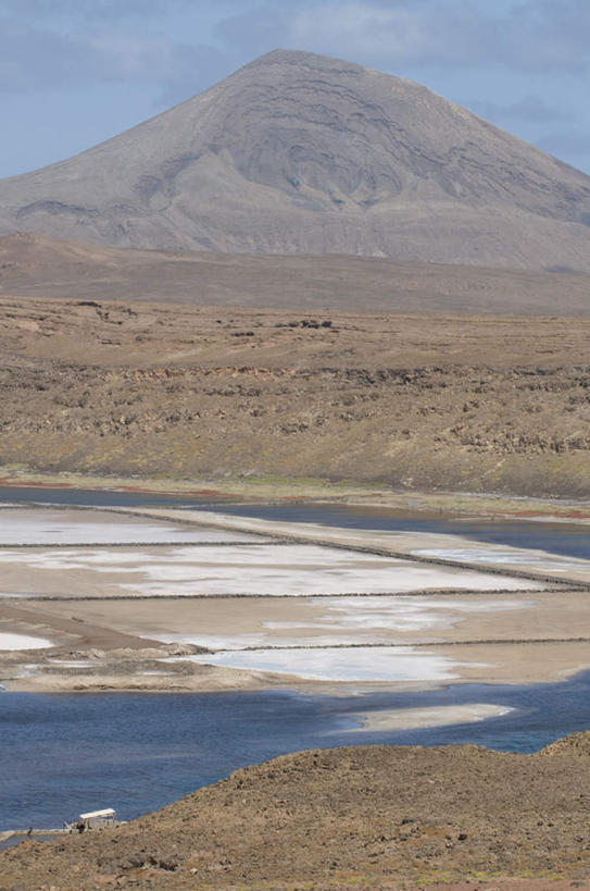 无人,竖图,室外,白天,正面,旅游,度假,海浪,海洋,石头,美景,沙滩,山,山脉,非洲,佛得角,阴影,光线,沙子,石子,影子,海岸,景观,浪花,山峰,云,云朵,沙地,山峦,云彩,娱乐,蓝色,白云,蓝天,天空,阳光,自然,海水,群山,天,享受,休闲,景色,放松,晴朗,自然风光,海景,阿非利加洲,佛得角共和国,大海,风浪,海,海水的波动,海滩,近岸浪,石块,岩石,涌浪,晴空,彩图