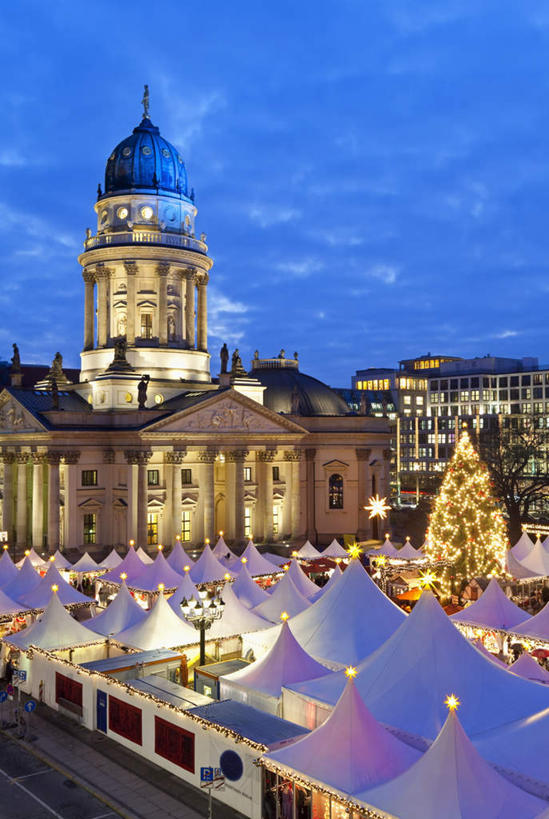 无人,家,商店,竖图,室外,白天,正面,度假,美景,植物,城市风光,城市,照明,德国,欧洲,圣诞节,阴影,节日,庆祝,光线,彩灯,影子,帐篷,房屋,屋子,景观,公寓,灯光,圣诞树,首都,文化,娱乐,商铺,洋房,楼房,柏林,住宅,灯,树,树木,蓝色,绿色,蓝天,天空,自然,黄昏,灯具,天,庆典,享受,休闲,景色,放松,花灯,生长,晴朗,成长,纪念,照亮,照明设备,西欧,露营,野营,万里无云,德意志联邦共和国,宿营,市肆,商号,柏林州,薄暮,近卫骑兵露天市集,晴空,晴空万里,彩图,傍晚,房子,店铺
