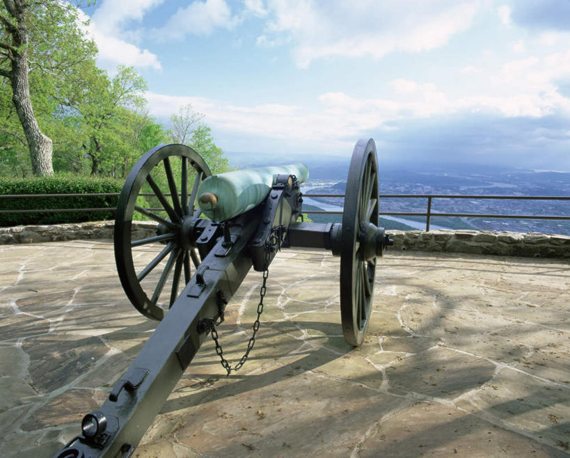 无人,栏杆,横图,室外,白天,正面,旅游,度假,竞争,海浪,海洋,美景,植物,城市,美国,对抗,阴影,冲突,光线,影子,栅栏,景观,浪花,篱笆,云,云朵,围栏,一枚,云彩,破坏,娱乐,护栏,树,树木,蓝色,绿色,白云,蓝天,天空,阳光,自然,海水,天,享受,休闲,大炮,武器,景色,放松,战争,炮台,生长,晴朗,成长,损坏,北美,北美洲,攻击,威胁,对立,矛盾,自然风光,兵器,美洲,防御,海景,田纳西州,首府,敌对,挫败,斗争,抗拒,抗衡,北亚美利加洲,亚美利加洲,杀伤,威慑,田纳西,志愿之州,纳什维尔,纳许维尔,危险,大海,风浪,海,海水的波动,近岸浪,涌浪,晴空,彩图