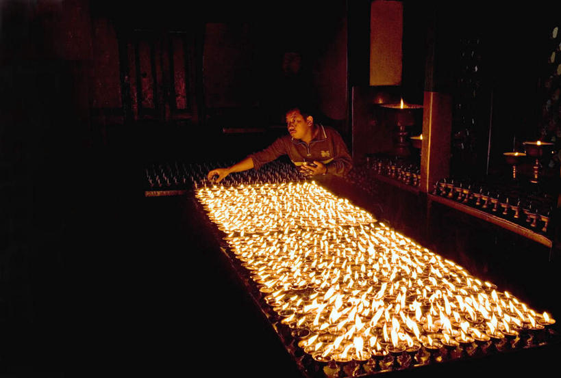 手,一个人,寺庙,站,横图,室内,白天,侧面,美景,蜡烛,尼泊尔,亚洲,仅一个男性,仅一个人,仅一个中年男性,一排,握,阴影,服装,节日,整齐,光线,火焰,影子,烛光,景观,燃烧,拿,拿着,注视,休闲装,文化,排列,衣服,自然,香火,庙宇,点燃,观察,看,祈祷,站着,休闲,健康,手部,休闲服,景色,握着,许愿,宗教,服饰,信仰,观看,纪念,灯芯,祈求,祭奠,祭祀,察看,队列,关注,自然风光,南亚,尼泊尔王国,敬拜,平安,男人,男性,中年男性,亚洲人,印度人,祭司,站立,半身,彩图,庙,寺