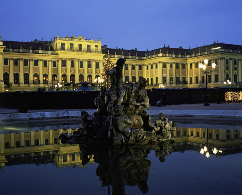 无人,栏杆,横图,室外,夜晚,正面,度假,美景,日落,楼梯,城市风光,城市,道路,路,路灯,喷泉,照明,雕塑,奥地利,欧洲,维也纳,艺术,装饰,时间,雕刻,雕像,扶手,时钟,阶梯,景观,晚霞,霞光,落日,小路,灯光,交通,首都,计时,文化,娱乐,护栏,台阶,灯,黄昏,工艺品,钟表,品味,享受,休闲,表,景色,彩霞,放松,纪念,照亮,美术,照明设备,主题,水景,陈列,中欧,功能,美学,美观,塔钟,奥地利共和国,夕照,舍恩布龙宫,美泉宫,设计,钟,夕阳,彩图,斜阳