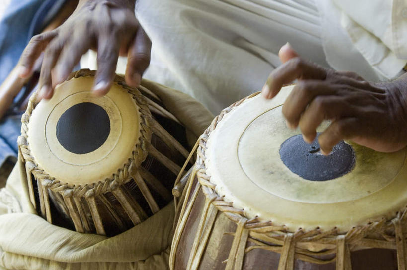 西方人,手,一个人,坐,横图,俯视,室外,白天,度假,美景,城市风光,城市,欧洲,非洲,印度,黑人,欧洲人,亚洲,仅一个男性,仅一个人,表演,阴影,服装,风俗,民俗,光线,影子,景观,鼓,乐器,休闲装,娱乐,打鼓,扮演,仅一个年轻男性,衣服,阳光,享受,休闲,手部,休闲服,景色,放松,击打,服饰,打击乐器,演出,节奏,节拍,南亚,阿格拉,两架,印度共和国,非洲鼓,民风,传统乐器,男人,男性,年轻男性,非洲人,坐着,半身,彩图,高角度拍摄