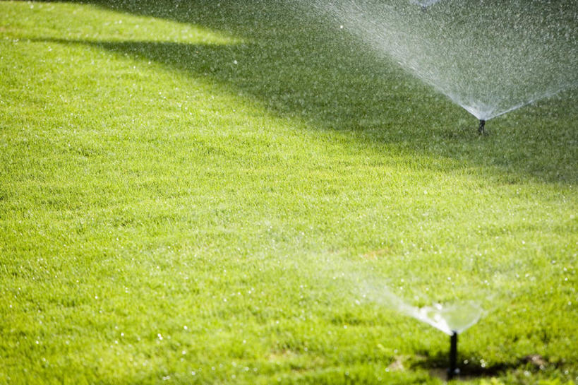 无人,横图,俯视,室外,白天,旅游,度假,草地,草坪,植物,英国,欧洲,阴影,飞溅,新鲜,溅,光线,液体,影子,水滴,娱乐,英格兰,水珠,草,两个,绿色,阳光,享受,休闲,放松,青春,生命,西欧,喷洒,和平,安详,大不列颠,大不列颠及北爱尔兰联合王国,洒水机,大不列颠联合王国,日不落英帝国,冷色,英吉利,彩图,高角度拍摄