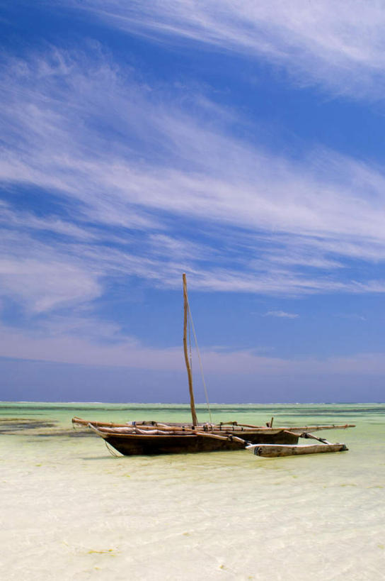 无人,竖图,室外,白天,正面,旅游,度假,海浪,海洋,美景,沙滩,船,非洲,坦桑尼亚,阴影,光线,沙子,影子,地平线,海岸,景观,浪花,云,云朵,辽阔,木船,地面,沙地,云彩,娱乐,蓝色,白云,蓝天,天空,阳光,自然,海水,交通工具,天,享受,休闲,广阔,景色,放松,晴朗,一望无际,舟,自然风光,载具,延伸,海景,天地相交,东非,桑给巴尔,坦桑尼亚联合共和国,占吉巴,无边无际,一马平川,大海,风浪,海,海水的波动,海滩,近岸浪,涌浪,晴空,彩图