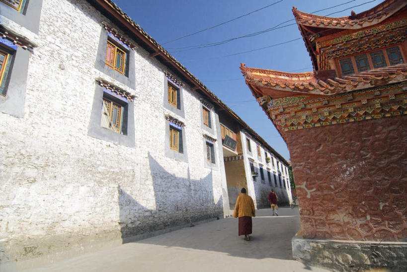 东方人,两个人,和尚,走,横图,室外,白天,仰视,民族服装,旅游,度假,名胜古迹,窗户,标志建筑,道路,地标,建筑,路,中国,亚洲,阴影,节日,遗迹,电力,光线,电线,线,影子,墙,小路,电能,交通,线路,注视,黄种人,古迹,文化,文物,娱乐,建设,古建筑,玻璃窗,墙壁,墙面,蓝色,蓝天,天空,阳光,天,观察,看,祈祷,享受,休闲,健康,旅游胜地,放松,许愿,宗教,信仰,四川省,晴朗,观看,纪念,电,电源,电源线,祈求,察看,基督教,关注,天主教,修道院,能量,信念,古文明,东亚,四川,万里无云,中华人民共和国,省会,西南地区,川,神学院,修院,隐修院,平安,男人,男性,中年男性,亚洲人,晴空,晴空万里,比丘,高僧,僧,僧侣,僧人,沙弥,修行僧,步行,散步,走路,彩图,低角度拍摄,全身,传统服装,民俗服