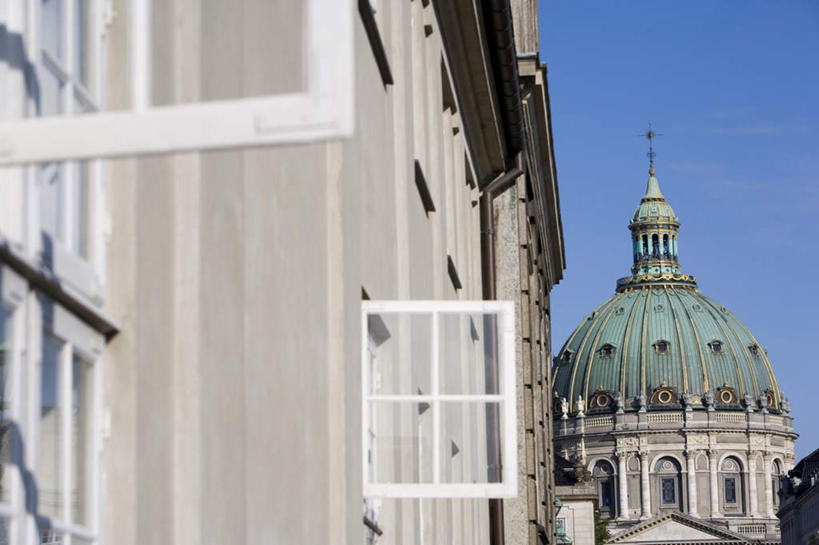 无人,教堂,横图,室外,白天,仰视,旅游,度假,窗户,标志建筑,地标,建筑,阴影,节日,光线,影子,墙,屋顶,建筑群,尖顶,文化,娱乐,建设,圆顶,玻璃窗,墙壁,墙面,蓝色,蓝天,天空,阳光,天,打开,祈祷,享受,休闲,健康,放松,许愿,宗教,信仰,晴朗,纪念,祈求,开启,信念,万里无云,平安,晴空,晴空万里,彩图,低角度拍摄,大教堂,礼拜堂