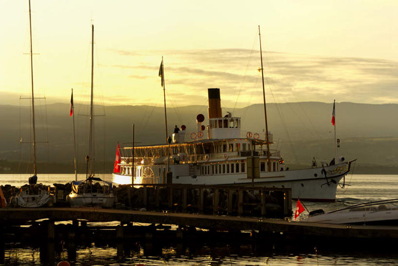 划艇,西方人,站,横图,室外,侧面,旅游,度假,烟囱,日出,湖,湖泊,山,山脉,水,太阳,港口,轮船,船,欧洲,欧洲人,阴影,光线,影子,湖面,山峰,水流,水面,朝霞,晨曦,黎明,山峦,许多人,娱乐,倒影,阳光,交通工具,湖水,群山,站着,一群人,享受,休闲,放松,倒映,载具,反照,男人,男性,年轻男性,白种人,朝阳,站立,半身,彩图,破晓,港湾,海港,口岸,商港