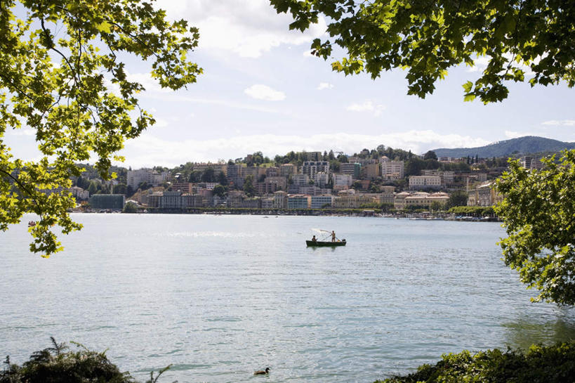 西方人,手,两个人,伙伴,朋友,家,站,坐,横图,室外,白天,正面,度假,友谊,湖,湖泊,美景,山,山脉,水,植物,城市风光,城市,轮船,船,瑞士,欧洲,欧洲人,握,阴影,波纹,服装,光线,影子,房屋,屋子,湖面,景观,山峰,水流,水面,云,云朵,涟漪,山峦,拿,云彩,拿着,注视,休闲装,娱乐,楼房,住宅,树,树木,排列,衣服,蓝色,绿色,白云,蓝天,水纹,天空,阳光,自然,交通工具,波浪,湖水,群山,天,观察,看,站着,享受,休闲,手部,休闲服,景色,放松,握着,服饰,生长,晴朗,成长,观看,察看,关注,载具,中欧,卢加诺,水晕,瑞士联邦,摆列,提契诺州,友情,男人,男性,年轻男性,白种人,晴空,站立,坐着,彩图,全身,房子,布列,分列