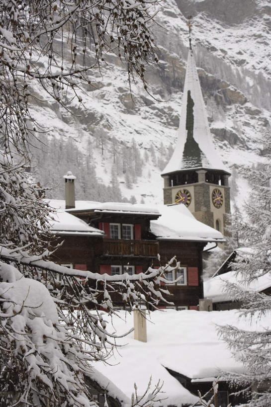 无人,家,竖图,室外,白天,正面,旅游,度假,美景,山,雪,雪山,植物,大雪,瑞士,欧洲,时间,时钟,房屋,屋子,冰,积雪,景观,山峰,雪景,冬季,冬天,山峦,计时,娱乐,楼房,住宅,树,树木,绿色,自然,钟表,享受,休闲,表,景色,放松,寒冷,生长,成长,冰冷,自然风光,中欧,严寒,塔钟,瑞士联邦,冰凉,酷寒,凛冽,凛凛,极冷,瓦莱州,钟,彩图,房子
