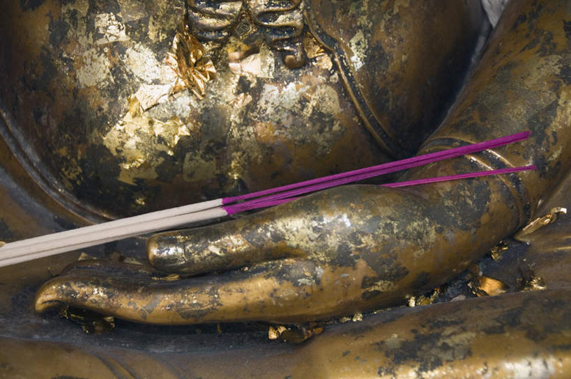 东方人,手,腹部,一个人,无人,寺庙,捧,横图,室内,特写,白天,正面,旅游,度假,标志建筑,地标,建筑,蜡烛,泰国,亚洲,仅一个男性,仅一个人,仅一个中年男性,握,节日,烟雾,燃烧,拿,拿着,黄种人,文化,娱乐,建设,佛香,香火,香烛,庙宇,祈祷,享受,休闲,健康,手部,旅游胜地,放松,握着,许愿,宗教,东南亚,信仰,烧香,纪念,祈求,神圣,泰王国,崇高,平安,男人,男性,中年男性,亚洲人,腹,肚子,端,端着,捧着,手捧,彩图,庙,寺