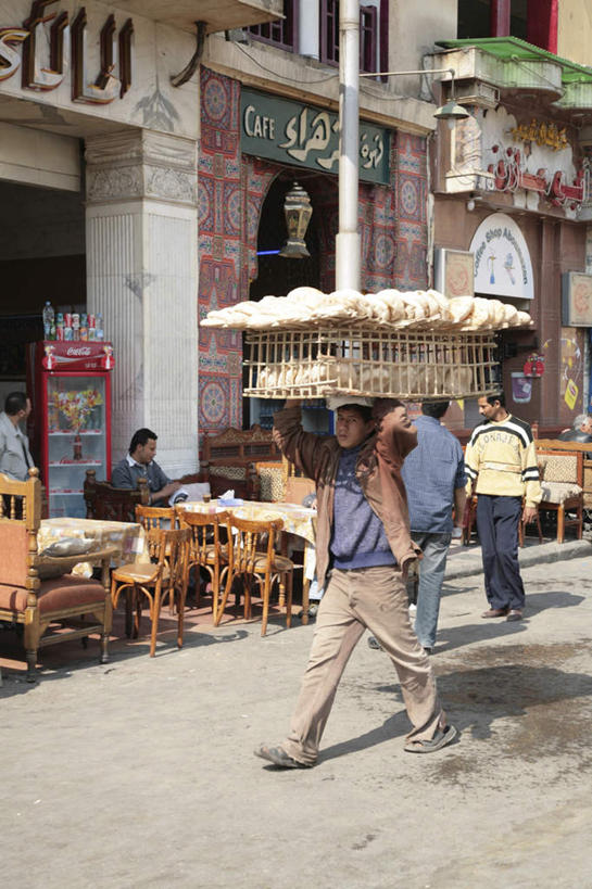 西方人,背部,商店,站,坐,走,竖图,室外,白天,正面,度假,美景,餐桌,桌子,城市风光,城市,道路,路,指示牌,公路,椅子,欧洲,非洲,埃及,开罗,黑人,欧洲人,许多,阴影,服装,光线,标志,布料,文字,影子,木椅,景观,交通,首都,很多,布纹,休闲装,娱乐,标识,商铺,桌布,衣服,阳光,餐巾,台布,站着,享受,休闲,休闲服,景色,放松,服饰,餐台,古埃及,北非,首府,阿拉伯埃及共和国,金字塔之国,棉花之国,阿非利加洲,开罗省,市肆,商号,饭铺,非洲人,马路,步行,散步,站立,走路,坐着,彩图,全身,店铺,饭店,饭馆