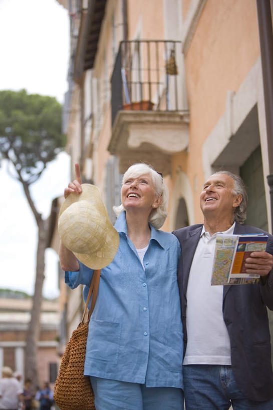 西方人,两个人,夫妻,高楼大厦,露台,走,笑,微笑,露齿笑,竖图,室外,白天,仰视,爱情,购物,度假,消费,美景,植物,窗户,阳台,城市风光,城市,大厦,道路,建筑,路,摩天大楼,袋子,地图,帽子,意大利,欧洲,欧洲人,握,指,阴影,服装,光线,信息,包装袋,手提袋,影子,墙,景观,小路,购物袋,交通,浪漫,拿,拿着,注视,指点,休闲装,方向,娱乐,玻璃窗,墙壁,墙面,树,树木,衣服,蓝色,绿色,蓝天,天空,阳光,自然,遮阳帽,楼宇,天,看,享受,休闲,温暖,温馨,休闲服,景色,恩爱,放松,握着,金融,恋人,服饰,生长,晴朗,成长,引导,指引,和睦,指向,拉齐奥,购买,关注,南欧,贸易,万里无云,意大利共和国,拉齐奥大区,老年男性,老年女性,男人,男性,女人,女性,白种人,夫妇,情侣,晴空,晴空万里,步行,散步,抬头,仰头,走路,半身,彩图,低角度拍摄,大楼,高层建筑,高楼,露天阳台,摩天楼,伴侣,融洽,导航