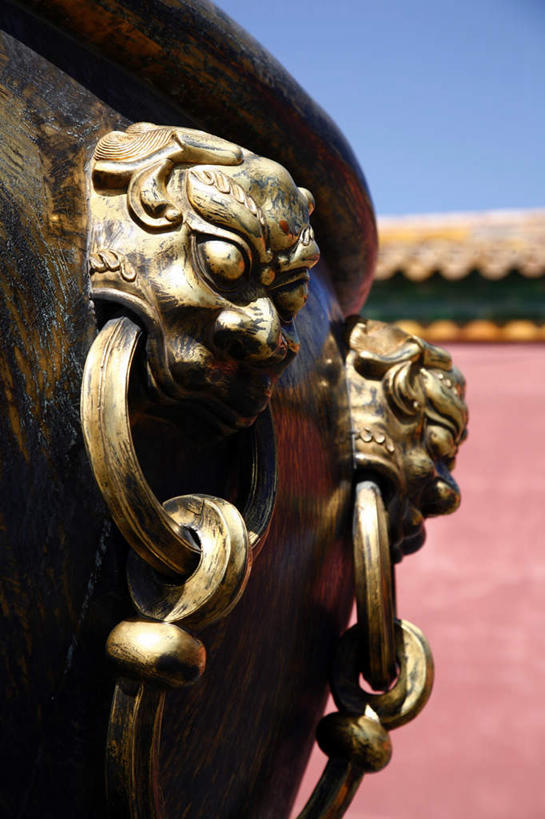 无人,故宫,宫殿,竖图,室外,特写,白天,正面,旅游,度假,名胜古迹,标志建筑,地标,建筑,狮子,金属制品,北京,中国,亚洲,遗迹,金属,环,首都,古迹,文物,娱乐,建设,古建筑,红色,蓝色,蓝天,天空,把手,容器,紫禁城,天,享受,休闲,金色,旅游胜地,放松,储藏,富贵,权利,储存,中国文化,古文明,东亚,中华人民共和国,北京市,京,北平,华北地区,富丽,北京故宫博物院,荣华,拉手,彩图,贮存