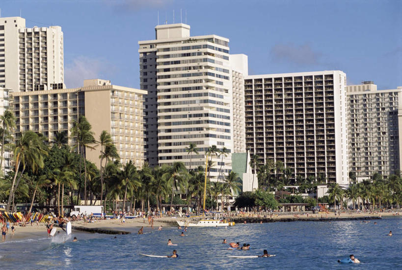 游泳,西方人,高楼大厦,横图,室外,白天,正面,泳装,比基尼,度假,岛屿,海浪,海洋,美景,沙滩,植物,城市风光,城市,大厦,建筑,摩天大楼,棕榈树,叶子,夏威夷,欧洲,美国,欧洲人,行人,游客,游人,阴影,光线,沙子,影子,海岸,景观,浪花,绿叶,沙地,许多人,娱乐,建设,路人,旅客,树,树木,蓝色,绿色,蓝天,天空,阳光,自然,海水,天,一群人,享受,休闲,嫩叶,景色,放松,生长,晴朗,成长,北美,北美洲,美洲,海景,棕榈叶,万里无云,夏威夷岛,夏威夷州,爱洛哈之州,北亚美利加洲,亚美利加洲,大岛,泅水,拍浮,威基基,过客,男人,男性,年轻男性,年轻女性,女人,女性,白种人,叶,叶片,大海,风浪,海,海水的波动,海滩,近岸浪,列岛,群岛,涌浪,诸岛,晴空,晴空万里,半身,彩图,三点式,泳衣,大楼,高层建筑,高楼,摩天楼