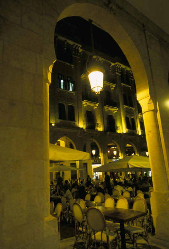 西方人,栏杆,露台,坐,说,竖图,室外,夜晚,仰视,度假,讨论,美景,餐桌,窗户,桌子,城市风光,城市,椅子,照明,欧洲,黎巴嫩,欧洲人,亚洲,行人,游客,游人,阴影,服装,光线,伞,影子,雨伞,遮阳伞,景观,拱门,围栏,灯光,首都,许多人,注视,休闲装,娱乐,阳伞,护栏,吊灯,路人,旅客,玻璃窗,灯,衣服,灯具,观察,看,一群人,享受,休闲,休闲服,景色,放松,服饰,餐台,观看,照亮,察看,照明设备,关注,西亚,黎巴嫩共和国,贝鲁特,过客,交流,男人,男性,年轻男性,年轻女性,女人,女性,白种人,沟通,讲话,交谈,商讨,说话,谈话,坐着,半身,彩图,低角度拍摄,晒台,天台,眺望台
