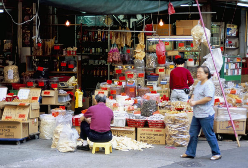 海鲜,东方人,三个人,家,商店,站,坐,走,交叉,横图,室外,白天,正面,购物,消费,超市,竹子,椅子,香港,中国,亚洲,一堆,许多,握,堆叠,堆积,竹制,服装,编织,英文,标志,篮子,数字,文字,字符,塑料,字母,房屋,屋子,很多,拿,拿着,注视,休闲装,黄种人,标识,水产,楼房,海洋生物,住宅,盒子,衣服,容器,塑料制品,竹篮,干货,观察,看,站着,休闲,休闲服,价格,握着,金融,百货,阿拉伯数字,服饰,便利店,观看,储藏,竹条,堆,英文字母,交织,港,察看,竹制品,储存,关注,水生动物,海产品,水生物,选购,贸易,东亚,海底动物,价钱,香港岛,香港特别行政区,港澳台,中华人民共和国,血拼,零售店,穿插,代价,港岛,中西区,德辅道,男人,男性,女人,女性,中年男性,中年女性,亚洲人,步行,散步,站立,走路,坐着,彩图,全身,房子,店铺,杂货店,杂货铺,贮存