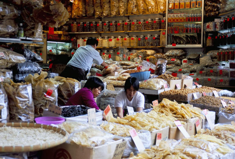 东方人,三个人,商店,蹲,横图,室外,白天,正面,购物,度假,消费,美景,城市风光,城市,香港,中国,亚洲,一排,许多,整齐,塑料,景观,很多,注视,黄种人,娱乐,盒子,排列,容器,塑料制品,干货,观察,看,享受,休闲,景色,放松,金融,百货,观看,储藏,港,察看,储存,队列,关注,选购,贸易,东亚,香港岛,香港特别行政区,港澳台,中华人民共和国,血拼,港岛,中西区,德辅道,男人,男性,中年男性,亚洲人,蹲着,半身,彩图,店铺,杂货店,杂货铺,贮存