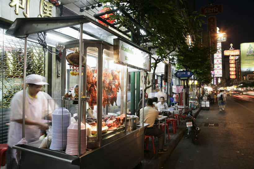 东方人,餐厅,家,站,走,横图,俯视,室外,白天,购物,度假,消费,美景,植物,城市风光,城市,街道,曼谷,泰国,亚洲,阴影,光线,广告牌,影子,房屋,屋子,景观,唐人街,灯光,集市,首都,许多人,注视,黄种人,娱乐,商贩,楼房,广告,住宅,树,树木,红色,蓝色,绿色,蓝天,天空,天,观察,看,站着,一群人,享受,休闲,景色,放松,金融,东南亚,生长,成长,观看,察看,关注,宣传,选购,贸易,泰王国,血拼,告白,亚洲人,商人,步行,散步,站立,走路,半身,彩图,高角度拍摄,房子,餐馆,饭店,饭馆