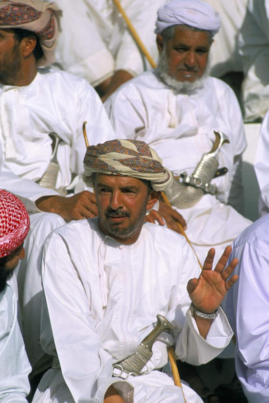 坐,说,竖图,室外,白天,正面,讨论,竞争,阿曼,亚洲,对抗,阴影,服装,冲突,时间,光线,时钟,手表,影子,刀具,许多人,计时,注视,休闲装,破坏,衣服,白色,阳光,钟表,刀,观察,看,一群人,休闲服,表,武器,战争,服饰,观看,腕表,损坏,察看,卫生,攻击,威胁,对立,关注,矛盾,兵器,西亚,防御,纯真,敌对,挫败,斗争,抗拒,抗衡,凶器,杀伤,威慑,洁净,光明,恬静,中间色,朴素,清白,阿曼苏丹国,交流,危险,男人,男性,中年男性,阿拉伯人,白种人,亚洲人,钟,沟通,讲话,交谈,商讨,说话,谈话,坐着,半身,彩图,匕首