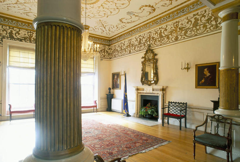 无人,博物馆,横图,室内,白天,正面,旅游,度假,绘画,窗户,地板,地毯,镜子,桌子,标志建筑,地标,建筑,旗帜,国旗,椅子,玻璃,爱尔兰,欧洲,研究,艺术,装饰,编织,柱子,手工艺品,办公桌,木椅,墙,屋顶,织物,地面,首都,教育,顶棚,文化,娱乐,建设,木地板,玻璃窗,壁画,墙壁,墙面,玻璃制品,工艺品,享受,休闲,旅游胜地,放松,展览,华丽,修饰,点缀,镜像,镜面,西欧,欣赏,陈列,爱尔兰共和国,衬托,美观,雅致,雅观,都柏林,典藏,旗,画画,彩图