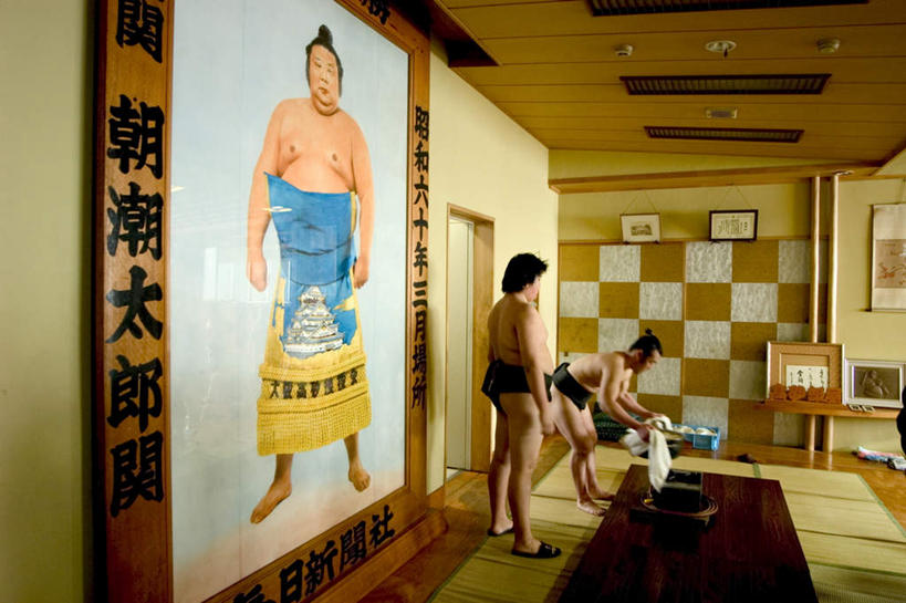 东方人,两个人,伙伴,朋友,站,横图,室内,白天,侧面,烹饪,友谊,合作,团队,摔跤,厨具,金属制品,亚洲,弯腰,握,金属,标志,纺织物,锅子,文字,字符,墙,拿,拿着,注视,黄种人,标识,锅,墙壁,墙面,毛巾,观察,看,清洁,站着,汉字,战略,握着,锅具,观看,保暖,察看,关注,中文,相扑,透气,烹饪用具,防水,弯身,联合,合谋,国文,华文,相扑运动员,储水,耐磨,吸水,配合,协作,男人,男性,中年男性,亚洲人,烹调用具,烹调,站立,彩图,全身