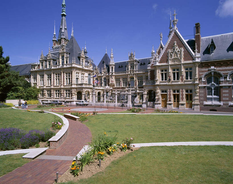 无人,家,宫殿,横图,室外,白天,正面,旅游,度假,草地,草坪,植物,别墅,标志建筑,道路,地标,建筑,路,法国,欧洲,阴影,盛开,光线,影子,堡垒,城堡,房屋,屋子,云,云朵,公寓,小路,交通,花蕾,云彩,娱乐,建设,洋房,楼房,住宅,草,花,花瓣,花朵,鲜花,树,树木,蓝色,绿色,白云,蓝天,天空,阳光,自然,天,花苞,花蕊,享受,休闲,旅游胜地,放松,生长,晴朗,成长,要塞,法兰西共和国,法兰西第五共和国,设防,上诺曼底,上诺曼底大区,滨海塞纳省,费康,晴空,彩图,房子