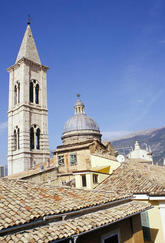 无人,家,竖图,室外,白天,仰视,旅游,度假,山,山脉,标志建筑,地标,建筑,意大利,欧洲,阴影,光线,瓦片,影子,房屋,屋顶,屋子,山峰,云,云朵,山峦,云彩,顶棚,瓦,娱乐,建设,楼房,住宅,蓝色,白云,蓝天,天空,阳光,群山,天,享受,休闲,旅游胜地,放松,建造,晴朗,南欧,屋瓦,意大利共和国,阿布鲁佐,阿布鲁佐大区,晴空,彩图,低角度拍摄,房子