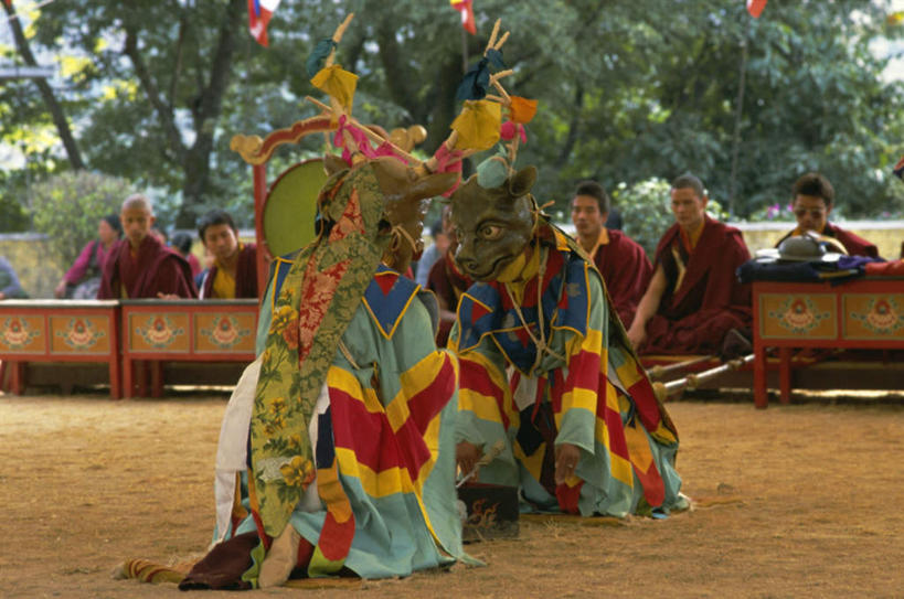 坐,横图,室外,白天,正面,民族服装,度假,美景,植物,桌面,桌子,城市风光,城市,中国,亚洲,弯腰,阴影,节日,庆祝,装饰,光线,木制,影子,景观,许多人,注视,文化,娱乐,拉萨,西藏,相视,树,树木,绿色,阳光,自然,木制品,观察,看,祈祷,一群人,庆典,享受,休闲,健康,面对面,景色,放松,许愿,宗教,佛教,信仰,生长,成长,观看,纪念,对视,华丽,修饰,祈求,点缀,察看,仪式,关注,相对,典礼,藏,东亚,西藏自治区,相看,首府,中华人民共和国,西南地区,弯身,衬托,美观,雅致,雅观,拉萨市,释教,平安,男人,男性,年轻男性,坐着,半身,彩图,传统服装,民俗服