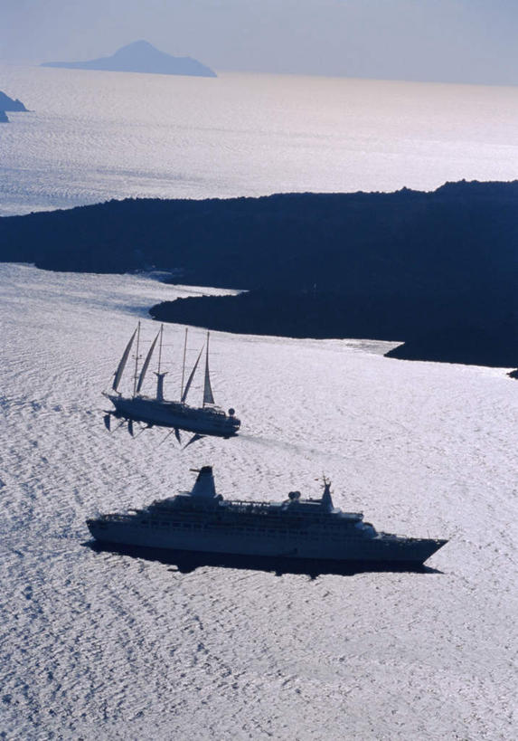 无人,竖图,俯视,航拍,室外,白天,旅游,度假,海浪,海洋,美景,沙滩,船,希腊,欧洲,停靠,阴影,光线,沙子,影子,海岸,景观,浪花,沙地,娱乐,游轮,游船,蓝色,蓝天,天空,阳光,自然,海水,交通工具,天,享受,休闲,景色,放松,晴朗,基克拉迪群岛,鸟瞰,停泊,自然风光,载具,海景,希腊共和国,万里无云,旅游船,基克拉泽斯群岛,大海,风浪,海,海水的波动,海滩,近岸浪,涌浪,晴空,晴空万里,彩图,高角度拍摄