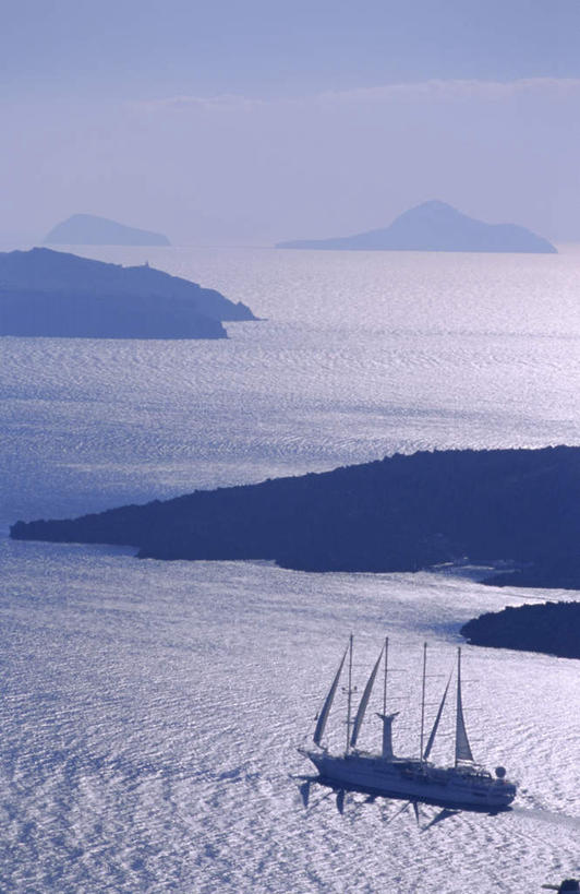 帆船,无人,竖图,俯视,室外,白天,旅游,度假,岛屿,海浪,海洋,船,希腊,欧洲,阴影,光线,影子,岛,浪花,云,云朵,云彩,娱乐,蓝色,白云,蓝天,天空,阳光,海水,交通工具,天,享受,休闲,旅游胜地,放松,晴朗,基克拉迪群岛,载具,海景,希腊共和国,基克拉泽斯群岛,大海,风浪,海,海水的波动,近岸浪,列岛,群岛,涌浪,诸岛,晴空,彩图,高角度拍摄