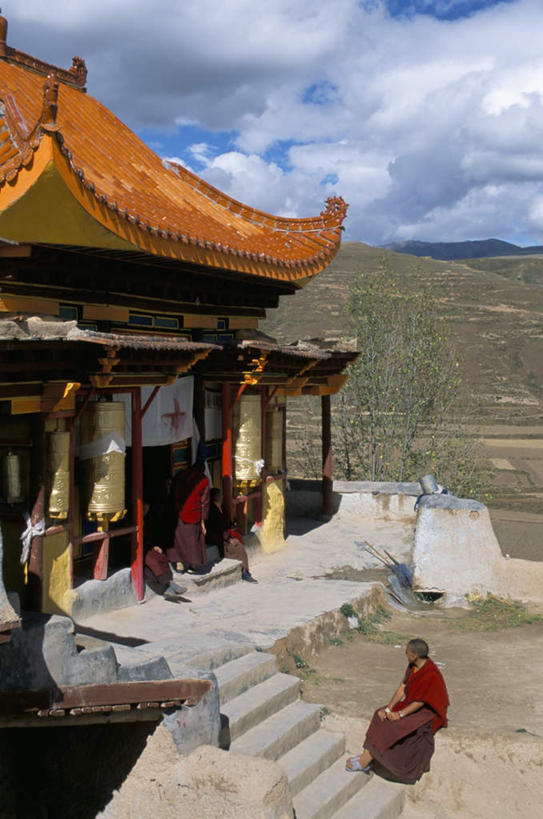 尼姑,站,坐,竖图,室外,白天,正面,旅游,度假,草地,草坪,石头,山,山脉,植物,楼梯,门,标志建筑,地标,建筑,中国,亚洲,阴影,服装,节日,光线,石子,瓦片,影子,柱子,阶梯,墙,屋顶,山峰,云,云朵,山峦,许多人,云彩,顶棚,瓦,注视,文化,娱乐,建设,墙壁,墙面,台阶,草,衣服,蓝色,绿色,白云,蓝天,天空,阳光,门框,群山,天,观察,看,祈祷,站着,一群人,享受,休闲,健康,旅游胜地,放松,许愿,宗教,建造,服饰,信仰,四川省,晴朗,观看,纪念,祈求,察看,基督教,衣着,穿着,关注,天主教,修道院,僧服,信念,东亚,屋瓦,四川,中华人民共和国,西南地区,川,衣饰,神学院,修院,隐修院,平安,女人,女性,中年女性,石块,岩石,晴空,比丘尼,佛姑,沙门尼,沙弥尼,修女,耶姑,站立,坐着,彩图,全身
