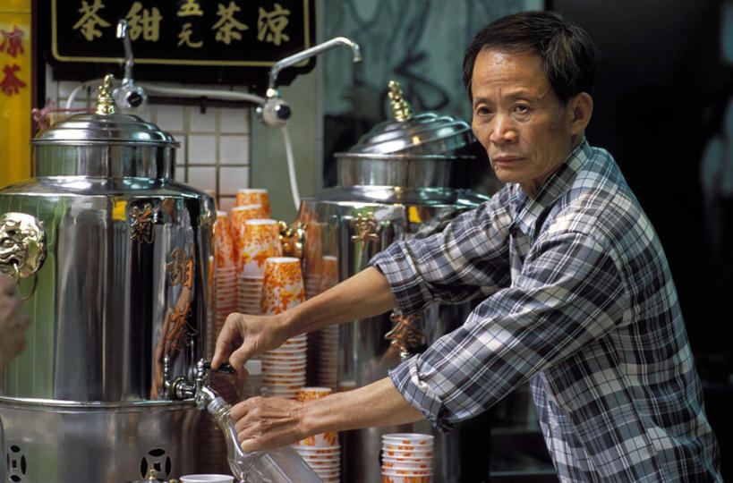 东方人,一个人,餐厅,站,横图,室外,白天,侧面,衬衫,旅游,度假,杯子,金属制品,香港,中国,亚洲,仅一个男性,仅一个人,仅一个中年男性,一堆,许多,握,阴影,堆叠,堆积,朦胧,模糊,装饰,光线,金属,壶,影子,塑料,拿,拿着,注视,黄种人,娱乐,水壶,茶壶,容器,塑料制品,打开,观察,看,站着,享受,休闲,放松,握着,观看,塑料杯,堆,华丽,修饰,点缀,港,察看,开启,关注,东亚,香港特别行政区,港澳台,中华人民共和国,衬托,美观,雅致,雅观,男人,男性,中年男性,亚洲人,站立,半身,彩图,衬衣,餐馆,饭店,饭馆