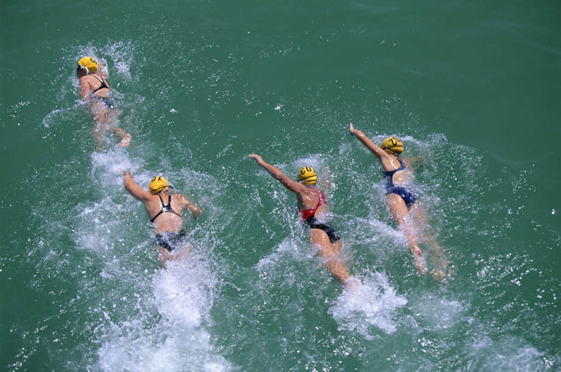 游泳,西方人,四个人,游泳池,横图,俯视,室外,白天,泳装,锻炼,旅游,度假,快乐,比赛,运动,竞争,美景,水,帽子,欧洲,澳大利亚,欧洲人,阴影,飞溅,泳帽,溅,光线,液体,影子,景观,水池,水滴,水面,娱乐,泳池,水珠,阳光,自然,享受,休闲,景色,放松,体育运动,喷洒,自然风光,游泳帽,大洋洲,澳洲,连体泳衣,南方大陆,首府,澳大利亚联邦,泅水,阿德莱德,南澳大利亚,南澳大利亚州,拍浮,体育,年轻女性,女人,女性,白种人,彩图,高角度拍摄,全身,泳衣,健身