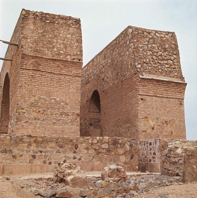 无人,寺庙,竖图,室外,白天,仰视,旅游,度假,石头,名胜古迹,标志建筑,地标,建筑,伊朗,亚洲,节日,遗迹,石子,墙,燃烧,古迹,文化,文物,娱乐,建设,古建筑,墙壁,墙面,蓝色,蓝天,天空,香火,庙宇,天,祈祷,享受,休闲,健康,旅游胜地,放松,许愿,宗教,信仰,晴朗,纪念,祈求,西亚,古文明,万里无云,伊朗伊斯兰共和国,平安,石块,岩石,晴空,晴空万里,彩图,低角度拍摄,庙,寺