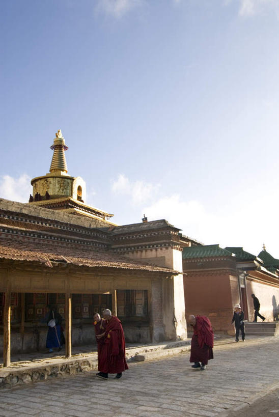 东方人,走,竖图,室外,白天,正面,旅游,度假,门,标志建筑,地标,建筑,中国,亚洲,阴影,服装,节日,光线,影子,柱子,墙,屋顶,云,云朵,走道,走廊,过道,许多人,云彩,顶棚,注视,黄种人,文化,娱乐,建设,墙壁,墙面,衣服,蓝色,白云,蓝天,天空,阳光,门框,天,观察,看,祈祷,一群人,享受,休闲,健康,旅游胜地,放松,许愿,宗教,服饰,信仰,晴朗,观看,纪念,祈求,察看,基督教,衣着,穿着,关注,天主教,修道院,僧服,信念,东亚,甘肃,甘肃省,夏河县,中华人民共和国,西北地区,甘,衣饰,神学院,修院,隐修院,夏河,平安,男人,男性,女人,女性,中年男性,中年女性,亚洲人,晴空,步行,散步,走路,彩图,全身