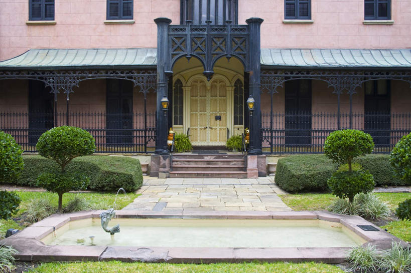 无人,家,栏杆,横图,室外,白天,正面,旅游,度假,水,植物,楼梯,门,标志建筑,地标,建筑,喷泉,照明,格鲁吉亚,亚洲,阴影,飞溅,溅,光线,壁灯,扶手,盆栽,液体,影子,房屋,阶梯,屋子,景观,水滴,公寓,灯光,盆景,文化,娱乐,建设,洋房,护栏,楼房,台阶,住宅,灯,水珠,绿色,阳光,自然,灯具,门框,品味,享受,休闲,旅游胜地,放松,生长,成长,照亮,照明设备,喷洒,西亚,水景,美观,设计,彩图,房子